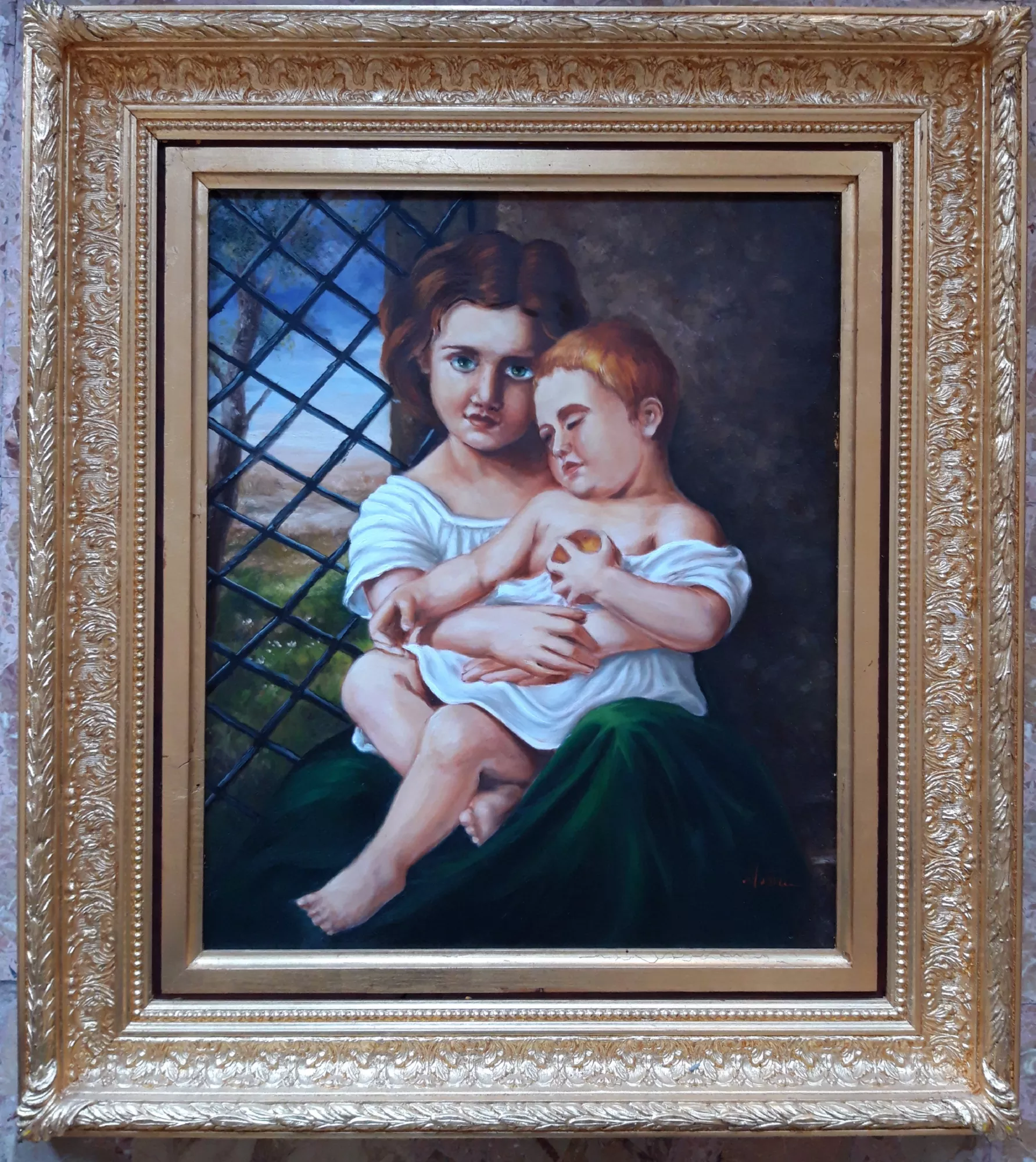 Campo-di-concentramento-per-bambini-USA-Aly-Mohsen "Quadro di Ay Mohsen realizzato ad Olio con pennello. Il titolo è Campo di concentramento per bambini in USA e rientra nella categoria Il mondo di oggi. Questo dipinto figurativo di Aly Mohsen affronta la detenzione di bambini migranti al confine degli Stati Uniti nel 2018, trasformando un evento storico documentato in un’immagine simbolica dalle implicazioni etiche universali. Piuttosto che funzionare come cronaca diretta, l’opera propone un’interpretazione riflessiva della vulnerabilità dell’infanzia, della separazione forzata e della violazione dei diritti umani fondamentali. In primo piano, due bambini si stringono in un gesto di protezione e dipendenza, che richiama l’iconografia classica dell’abbraccio materno e del rifugio sacro. Questo riferimento storico, rielaborato in un contesto contemporaneo, accentua il contrasto tra innocenza e violenza istituzionale. Lo sfondo è definito da una rigida recinzione metallica, simbolo di confinamento, esclusione e perdita della libertà. La sua severità geometrica si contrappone alla morbidezza dei corpi dei bambini, creando una chiara tensione visiva e morale e funzionando come metafora della disumanizzazione sistemica. L’approccio figurativo di Mohsen unisce disciplina tecnica e impegno etico. Attraverso l’uso di un linguaggio visivo tradizionale applicato a una crisi umanitaria contemporanea, l’opera si inserisce in una più ampia tradizione di pittura figurativa socialmente consapevole, raggiungendo la sua intensità emotiva grazie alla chiarezza compositiva piuttosto che a eccessi espressivi. La cornice dorata di gusto classico, ispirata alla tradizione pittorica storica, rafforza il contrasto concettuale tra forma e soggetto, sottolineando la gravità della scena e la continuità tra i linguaggi visivi del passato e le questioni morali del presente. Attraverso la sintesi di riferimento storico, chiarezza simbolica e attenzione etica, l’opera si configura come un esempio storicamente leggibile di pittura figurativa contemporanea impegnata nella riflessione sulle realtà sociali del proprio tempo."