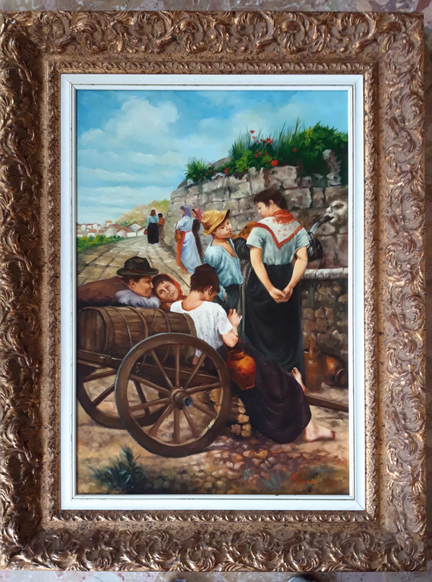 I-pettegoli-Aly-Mohsen "Quadro di Ay Mohsen realizzato ad Olio con pennello. Il titolo è I pettegoli e rientra nella categoria C'era una volta. In I pettegoli Aly Mohsen realizza un’opera di arte figurativa contemporanea ispirata alla tradizione della pittura di genere ottocentesca, reinterpretata con uno sguardo personale e narrativo. La scena raffigura un episodio di vita quotidiana ambientato in un contesto rurale, dove un gruppo di figure è colto in un momento di conversazione informale, fatto di sguardi, gesti e atteggiamenti allusivi che evocano il tema universale del pettegolezzo. La composizione è corale e dinamica, articolata su più piani che guidano lo sguardo dall’azione in primo piano verso lo sfondo, arricchito da elementi architettonici e oggetti di uso comune come carri e brocche. Questi dettagli rafforzano il realismo della scena e ne sottolineano il carattere popolare e narrativo. La resa dei personaggi è naturale ed espressiva: posture credibili, volti animati e gestualità spontanee rivelano la capacità di Mohsen di osservare e raccontare le dinamiche sociali con sensibilità psicologica. La luce naturale modella i volumi con equilibrio, mentre la tavolozza cromatica, dominata da toni caldi e terrosi accostati a verdi e azzurri, contribuisce a creare un’atmosfera serena e coinvolgente. L’opera è completata da una cornice dorata finemente intagliata, di gusto classico, che dialoga con la tradizione pittorica di riferimento e rafforza la presenza espositiva del dipinto."