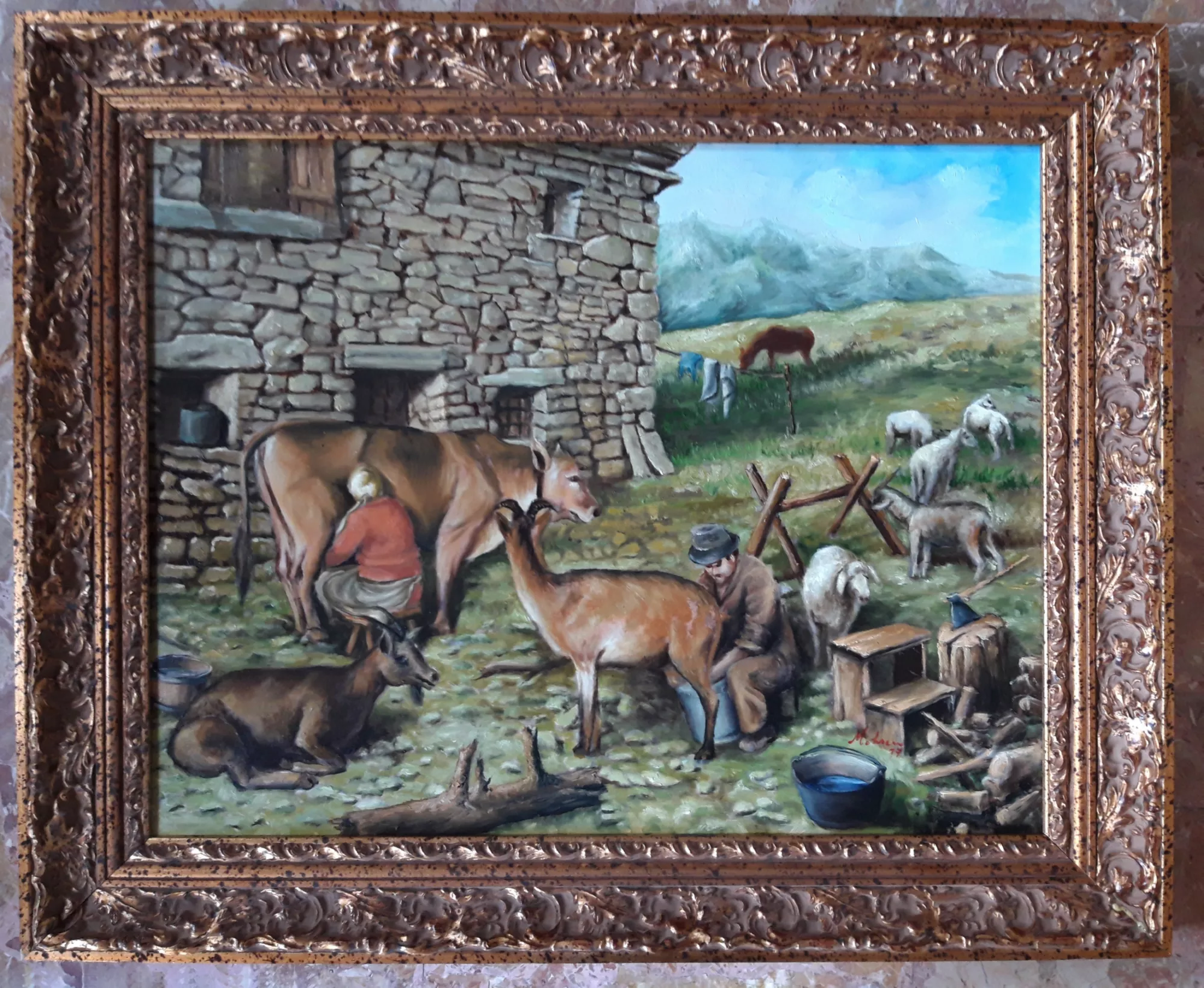 La-vita-in-montagna-Aly-Mohsen "Quadro di Ay Mohsen realizzato ad Olio con pennello. Il titolo è La vita in montagna e rientra nella categoria C'era una volta. Con La vita in montagna Aly Mohsen offre una rappresentazione articolata e documentaria dell’esistenza rurale d’alta quota, restituendo una visione autentica del lavoro agricolo e pastorale in ambiente montano. L’opera si inserisce nel filone della pittura figurativa contemporanea attenta alla memoria del mondo contadino e al rapporto equilibrato tra essere umano, animali e paesaggio naturale. La composizione è organizzata attorno a una cascina in pietra, elemento architettonico centrale che funge da perno visivo e simbolico. Attorno ad essa si sviluppa una scena corale: figure umane e animali sono colti in attività quotidiane – la mungitura, la cura del bestiame, l’attesa – che definiscono un microcosmo ordinato, regolato dai ritmi naturali e dalla continuità del lavoro. La narrazione pittorica è priva di idealizzazioni e restituisce una dimensione di sobria dignità. La resa figurativa è solida e misurata, con particolare attenzione alla costruzione dei volumi, alla fisicità degli animali e alla matericità delle superfici in pietra e terra. La luce naturale, chiara e diffusa, accompagna lo sguardo dal primo piano verso il paesaggio montano sullo sfondo, mentre la tavolozza cromatica, dominata da verdi, bruni e azzurri attenuati, contribuisce a definire l’atmosfera severa e limpida dell’alta montagna. Il dipinto è corredato da una cornice dorata originale, ampia e finemente lavorata, che conferisce all’opera una presenza museale e stabilisce un dialogo formale tra la ricchezza decorativa dell’involucro e l’essenzialità narrativa della scena. Opera figurativa originale di Aly Mohsen, La vita in montagna si colloca all’interno del ciclo dedicato al lavoro, alla famiglia e alla memoria rurale, assumendo valore come testimonianza pittorica della cultura contadina e della sua dimensione etica e sociale."