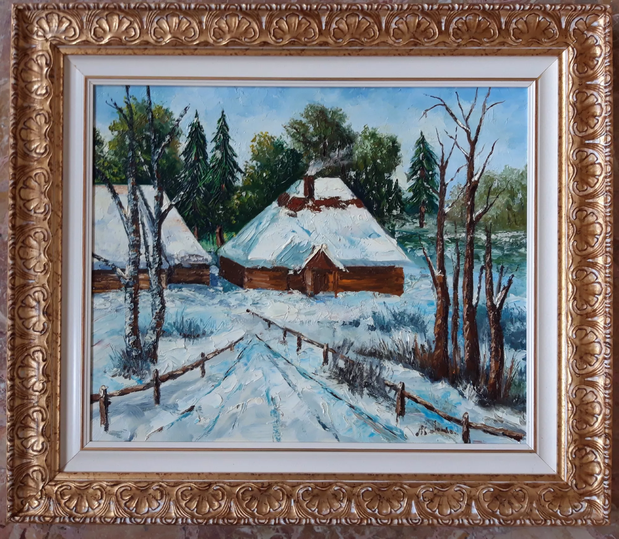 Paesaggio-invernale-polacco-Aly-Mohsen "Quadro di Ay Mohsen realizzato ad Olio con spatola. Il titolo è Paesaggio invernale polacco e rientra nella categoria Paesaggi. In Paesaggio invernale polacco, Aly Mohsen restituisce con intensa sensibilità pittorica il silenzio e la bellezza austera dell’inverno dell’Europa orientale. Il dipinto raffigura un villaggio rurale immerso nella neve, dove le case in legno, dai tetti spioventi e carichi di bianco, emergono come presenze stabili e protettive all’interno di un paesaggio dominato dal freddo. La composizione è organizzata attorno a un sentiero centrale che guida lo sguardo verso le abitazioni, costruendo una prospettiva profonda e coinvolgente. Le staccionate laterali accompagnano il percorso visivo e rafforzano l’idea di attraversamento, mentre gli alberi spogli e le betulle scandiscono lo spazio con un ritmo verticale che dialoga con l’ampia distesa orizzontale della neve. La pittura si caratterizza per un evidente uso della spatola, che conferisce alla superficie una materia densa e vibrante. La neve è resa attraverso spessori cromatici decisi, solcati da tracce e riflessi azzurrati, capaci di suggerire la compattezza del manto invernale e la sua qualità tattile. Le pennellate ampie e strutturate costruiscono volumi solidi, dando al paesaggio una presenza quasi scultorea. La gamma cromatica alterna i toni freddi del bianco e dell’azzurro ai verdi scuri dei pini e ai bruni caldi del legno delle case, creando un equilibrio visivo tra gelo ambientale e senso di abitazione umana. Il cielo chiaro, leggermente velato, illumina la scena in modo uniforme, senza accenti drammatici, contribuendo a un’atmosfera di quiete e sospensione. La cornice dorata, ricca e decorativa, incornicia il dipinto come una memoria preziosa, dialogando con la materia pittorica e valorizzando il carattere narrativo e contemplativo dell’opera. Paesaggio invernale polacco si inserisce nella produzione di Aly Mohsen come un lavoro di forte intensità lirica e materica, capace di evocare la poesia silenziosa dei luoghi abitati e la resilienza della vita nel cuore dell’inverno."