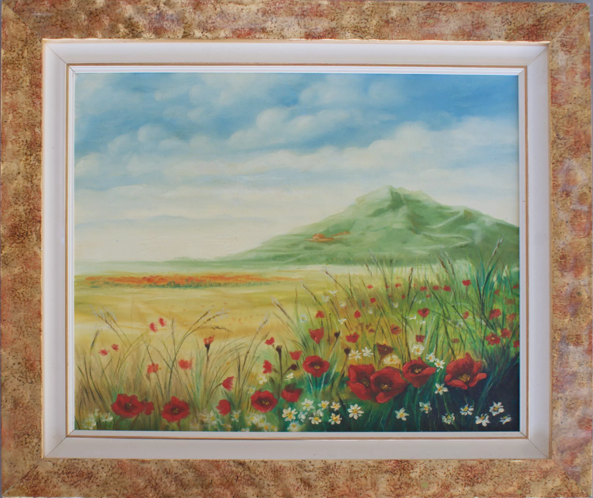 Paesaggio-con-prato-fiorito-Aly-Mohsen "Quadro di Ay Mohsen realizzato ad Olio con pennello. Il titolo è Paesaggio con prato fiorito e rientra nella categoria Paesaggi. In questo dipinto Aly Mohsen propone un paesaggio sereno e luminoso, sviluppato secondo una sensibilità figurativa legata alla tradizione del paesaggio europeo. La scena è dominata da un ampio prato fiorito che si apre verso una collina verde sullo sfondo, immersa in una luce chiara e diffusa. In primo piano, papaveri rossi e piccoli fiori bianchi animano la composizione con accenti cromatici vivaci, creando un delicato contrasto con le tonalità calde della terra e quelle morbide del cielo. La composizione è costruita su una successione ordinata di piani che guidano lo sguardo dall’erba mossa dal vento fino alle colline lontane, suggerendo profondità e continuità spaziale. La pennellata è fluida e armoniosa, capace di restituire una sensazione di quiete, equilibrio naturale e stabilità visiva. La cornice, caratterizzata da toni materici e naturali, valorizza l’opera richiamando i colori della terra e incorniciando il paesaggio con sobria eleganza, rafforzando il dialogo tra dipinto e supporto. Quest’opera si inserisce nella produzione paesaggistica di Aly Mohsen come una visione poetica e contemplativa della natura, in cui equilibrio cromatico, luminosità e misura compositiva concorrono a definire un’immagine senza tempo."