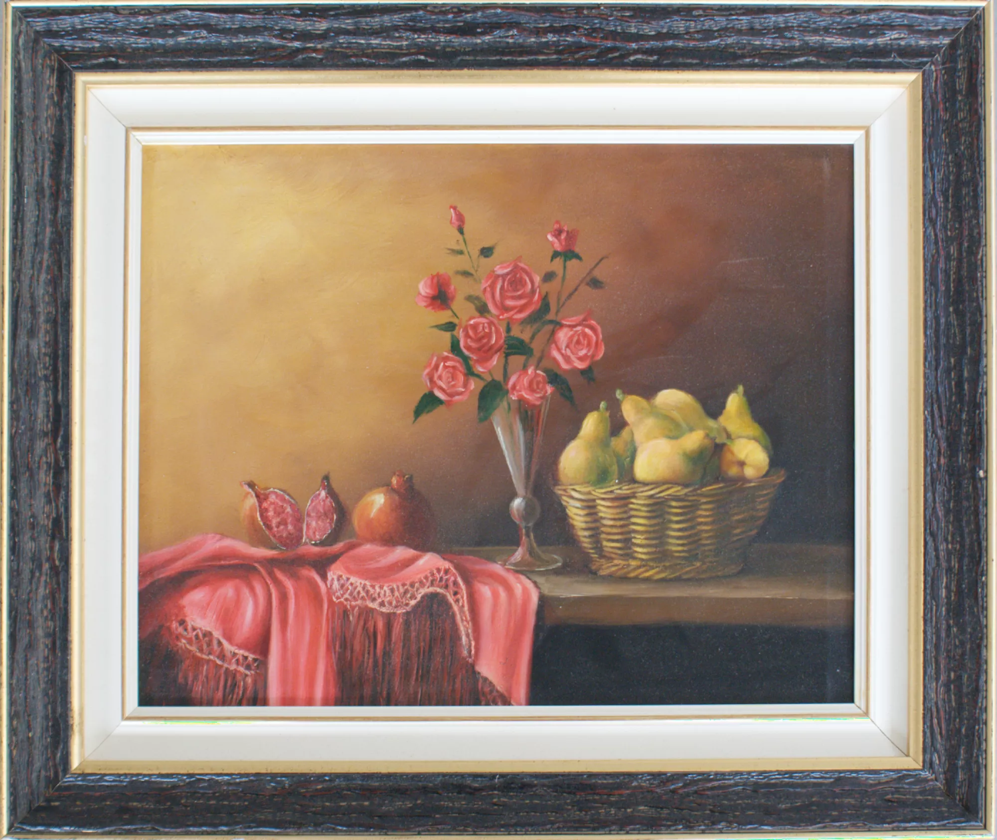 Natura-morta-con-pere-rose-melograni-Aly-Mohsen "Quadro di Ay Mohsen realizzato ad Olio con pennello. Il titolo è Natura morta con pere, rose e melograni e rientra nella categoria Natura morta. Opera originale di Aly Mohsen, questa natura morta figurativa si caratterizza per una composizione equilibrata e per una raffinata armonia cromatica, inserendosi nella tradizione classica del genere con una lettura misurata e contemporanea. Su un piano orizzontale, parzialmente coperto da un drappo rosato con delicati ricami, sono disposti melograni aperti e interi, un cesto di pere mature e una composizione floreale di rose rosse collocate in un sottile vaso di vetro. La luce, morbida e diffusa, modella con precisione i volumi dei frutti e dei petali, mettendo in relazione superfici vellutate, trasparenze e materiali naturali. Il fondo caldo e gradualmente sfumato contribuisce ad ampliare la profondità spaziale e conferisce alla scena un’atmosfera intima e contemplativa. La pittura è realizzata a pennello, con una tecnica controllata e accurata che valorizza il dettaglio realistico senza rinunciare a una visione unitaria e poetica dell’insieme. L’organizzazione degli elementi segue una struttura stabile e leggibile, nella quale ogni oggetto mantiene una propria autonomia formale pur partecipando a un equilibrio complessivo. La presenza del drappo introduce un elemento morbido e dinamico che accompagna lo sguardo e rafforza la relazione tra i diversi piani della composizione. Il dipinto è completato da una cornice ampia con finitura scura e profilo interno chiaro, che incornicia l’opera con sobrietà ed equilibrio. La cornice contribuisce a valorizzare i toni caldi del dipinto e ne rafforza la lettura museale, offrendo una presentazione formale compiuta e coerente. Opera firmata e unica."